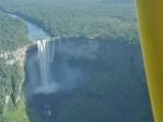 Sobrevoando a magnífica Kaiteur Falls, na Guiana